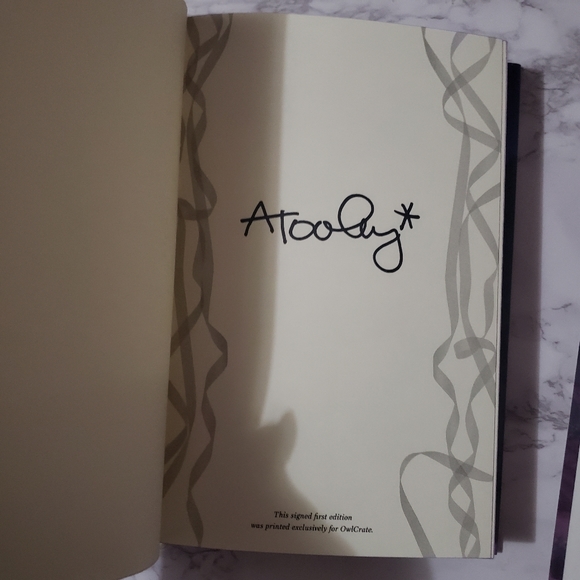 Sweet and Bitter Magic, hardcover, sprayed edges, Owlcrate special Edition - Picture 2 of 8